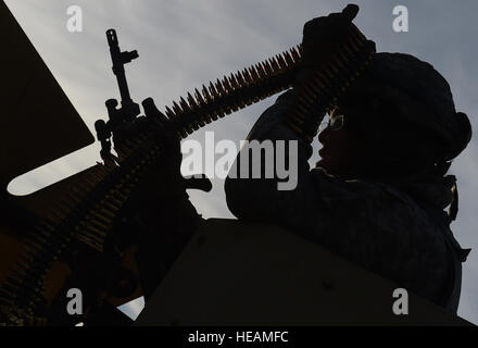 Un soldat affecté à l'armée américaine Alaska's 109e compagnie de transport charge ses M240B mitrailleuse, vendredi, 14 novembre 2014, sur une base commune Elmendorf-Richardson, Alaska, en préparation d'un convoi exercice de tir réel. Le transport des soldats ont également exécuté simultanément réagir à des procédures d'embuscade avec suivi et hâtives sur des opérations de récupération du véhicule délibérée. Justin Connaher) Banque D'Images