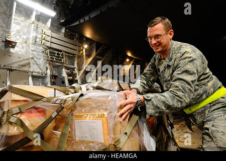 Aumônier (Capt) Douglas Collins contribue à pousser à bord d'un cargo C-17 Globemaster avant une mission d'évacuation médicale à Joint Base Balad, l'Iraq, le 29 décembre. Collins, qui est affecté à la 332e Escadre expéditionnaire de la chapelle, sert d'aumônier pour U.S. servicemembers en Iraq tout en maintenant un siège à la Chambre des représentants de la Géorgie et a récemment appris qu'il passe l'examen du barreau de l'état de Géorgie. Il rencontre souvent des membres d'équipage et les patients avant leur départ pour fournir le confort et l'orientation spirituelle. Collins est déployé à partir de Dobbins Air Reserve Base, Ga., et sa ville natale est Gainesville, Ga. Banque D'Images