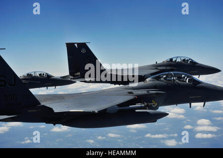 U.S. Air Force F-15E Strike Eagle de la 4e Escadre de chasse voler en formation au cours d'une mission de formation de l'annihilation près de Seymour Johnson Air Force Base, N.C., 16 avril 2012. L'aile a généré près de 70 avions pour détruire plus de 1 000 plages de bombardement de cibles sur l'ensemble de l'état à l'occasion de la 4e Escadre de chasse est la victoire sur la Luftwaffe le 16 avril 1945. ( Le s.. Eric Harris Banque D'Images