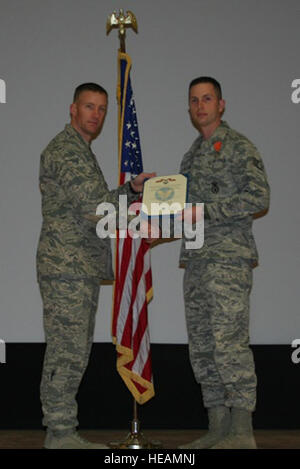 Le Major de l'US Air Force Ryan Bodge, 366e Escadron des Forces de sécurité prix commandant le s.. Robert Wilson, 366FS de chien de travail militaire, l'Armée de l'air lutter contre la Médaille d'action, le 25 février 2013, à Mountain Home Air Force Base, Texas. Wilson a reçu la médaille pour ses actions lors de son déploiement à l'appui de l'opération Enduring Freedom. Banque D'Images