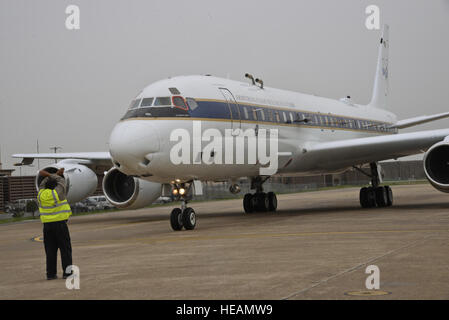 Armstrong de la NASA Flight Research Center Parcs d'aéronefs DC-8 sur la piste à Osan Air Base, République de Corée, le 27 avril 2016. La recherche de l'aéronef est à Osan dans le cadre d'une coopérative de six semaines coréen et de la qualité de l'air américaine à l'étude de l'avance la capacité de surveiller la pollution de l'espace. Tech. Le Sgt. Travis Edwards Banque D'Images