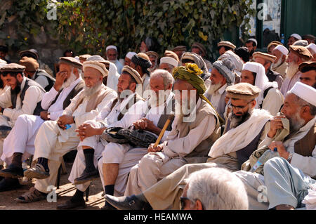 Les anciens du village du district de Narang écouter lors la sécurité et le développement au centre du district de la Choura, ici le 2 novembre. Plus de 100 aînés du village de tout le district est allé(e) à la shura. À l'issue de la réunion, les anciens du village ont convenu de poursuivre les discussions au sujet de prendre un rôle plus actif dans la sécurisation de leurs villages d'insurgés en coopération avec l'Armée nationale afghane, de la Police nationale afghane et les forces de la coalition. Banque D'Images