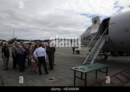 160624-N-DC740-012 Oak Harbor, Washington (24 juin 2016) Capt Brett Mietus, commodore, et patrouille de reconnaissance Wing 10, parle au cours d'une visite d'un P-8 Poseidon pour les responsables locaux, membres de la Ligue navale, les membres de la Chambre de Commerce, et d'association d'officiers militaires membres sur Naval Air Station Whidbey Island's Grand-laviers Domaine. Le P-8 est prévue pour remplacer le P-3, au service naval depuis les années 1960, au plus tard en 2020. Spécialiste de la communication de masse 2e classe John Hetherington Banque D'Images