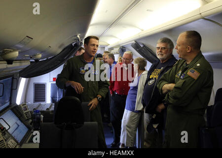 160624-N-DC740-019 Oak Harbor, Washington (24 juin 2016) Le lieutenant Kyle Sanders, de l'Escadron de patrouille 30, parle avec le Cmdr. Steve Richards, directeur général, Naval Air Station Whidbey Island (NASWI) au cours d'une visite d'un P-8 Poseidon pour les responsables locaux, membres de la Ligue navale, les membres de la Chambre de Commerce, et d'association d'officiers militaires sur les membres de l'NASWI Ault Terrain. Le P-8 est prévue pour remplacer le P-3, au service naval depuis les années 1960, au plus tard en 2020. Spécialiste de la communication de masse 2e classe John Hetherington Banque D'Images