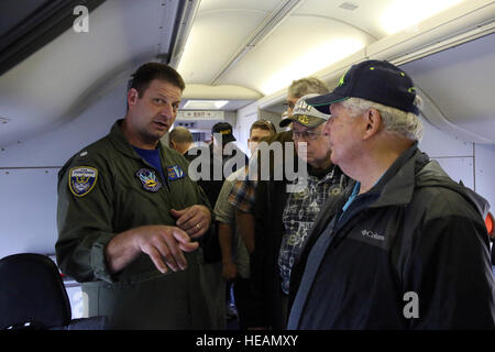 160624-N-DC740-026 Oak Harbor, Washington (24 juin 2016) Le Cmdr. Andy Miller, responsable du P-8, l'équipe d'intégration de l'Escadron de patrouille 30, explique les capacités et la mission de la classe P-8 Poseidon lors d'une tournée pour les responsables locaux, membres de la Ligue navale, les membres de la Chambre de Commerce, et d'association d'officiers militaires membres sur Naval Air Station Whidbey Island's Grand-laviers Domaine. Le P-8 est prévue pour remplacer le P-3, au service naval depuis les années 1960, au plus tard en 2020. Spécialiste de la communication de masse 2e classe John Hetherington Banque D'Images