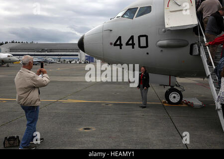 160624-N-DC740-037 Oak Harbor, Washington (24 juin 2016) l'État de Washington, le sénateur Barbara Bailey, 10ème arrondissement, pose devant un P-8 Poseidon lors d'une tournée pour les responsables locaux, membres de la Ligue navale, les membres de la Chambre de Commerce, et d'association d'officiers militaires membres sur Naval Air Station Whidbey Island's Grand-laviers Domaine. Le P-8 est prévue pour remplacer le P-3, au service naval depuis les années 1960, au plus tard en 2020. Spécialiste de la communication de masse 2e classe John Hetherington Banque D'Images