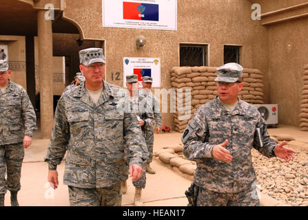 Le général Craig McKinley (à gauche), Chef du Bureau de la Garde Nationale, reçoit une visite à pied du centre des opérations de défense de la base salon du colonel Henry Lee, commandant de la 56ème Infantry Brigade Combat Team, Multi-National Division-Baghdad, lors de sa visite à la base de la Victoire, le 1 mars Complexe. Banque D'Images