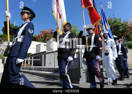 HONOLULU, Hawaii - U.S. Air Force Tech. Le Sgt. Jennifer Padilla de Watkins Glen, NEW YORK) porte le drapeau de l'Armée de l'air comme la couleur du Commandement du Pacifique des marches en garde au début de la Journée de reconnaissance POW/MIA cérémonie tenue au National Memorial Cemetery of the Pacific (Punchbowl) à Honolulu, Hawaii le 16 septembre. Plus de 200 anciens et actuels membres militaires se sont réunis avec les civils pour célébrer la journée, qui reconnaît les sacrifices de ces Américains qui ont été prisonniers de guerre et de rappeler à la Nation de ces personnes qui sont toujours portées disparues. Le CCPM est responsable du recouvrement de Mlle. Banque D'Images