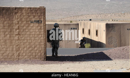 Les soldats du 4e Brigade Combat Team fournir la sécurité à 360 degrés pour une réunion à Shar-e Tiefort entre les anciens du village et les forces de la coalition pour discuter du recrutement et l'inscription des Afghans dans le peuple afghan Police uniforme au cours de la rotation du Centre d'entraînement National 11-10, à Ft. Irwin, Californie, le 16 septembre 2011. La NTC est une des dernières évolutions de la formation avant d'être certifié unités à déployer pour leurs régions désignées de l'opération. US Air Force SSgt Austin Pritchard (publié) Banque D'Images