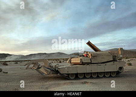 L'Assault Breacher Vehicle (ABV) roule à travers le champ de bataille pendant un scénario de formation au Centre National d'entraînement au cours de l'itération 12-05 Fort Irwin, Ca., 12 mars 2012. L'ABV est utilisé par les ingénieurs de combat de l'armée américaine avec la 3e Brigade Combat Team lourd, 3ème Division d'infanterie de Fort Benning, Géorgie, pour lutter contre la violation des obstacles tels que des mines et champ barbelé. Le s.. Renae Saylock/libérés) Banque D'Images