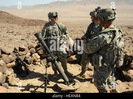 PV de l'armée américaine2. Dalton Padgett, gauche, Jeff Creason, milieu, et Cory Bigelow, préparer un mortier arme pendant une mission de sécurité et de recon sur poste de combat, 28 Ft. Irwin, Calif., Centre national de formation, le 16 juin 2012. Comme la formation de la vie fournit des NTC et opérations des situations ; préparer les soldats à la chose réelle. Le s.. Mitchell de Dayton/) Banque D'Images