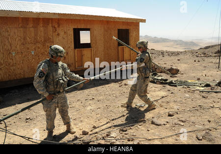 La CPS de l'armée américaine. Eric Maquez, Société, 4e Brigade, 9e Division d'infanterie, à gauche, et Bryan Smith, droite, mettez ensemble un COM 201 Poste de combat à l'antenne radio, 28 Ft. Irwin (Californie), Centre national de formation, le 16 juin 2012. Ce COP est utilisé pour des opérations de sécurité et de reconnaissance. Le s.. Mitchell de Dayton/) Banque D'Images