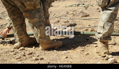 La CPS de l'armée américaine. Eric Maquez, Société, 4e Brigade, 9e Division d'infanterie, à gauche, et Bryan Smith, droite, mettez ensemble un COM 201 Poste de combat à l'antenne radio, 28 Ft. Irwin (Californie), Centre national de formation, le 16 juin 2012. Ce COP est utilisé pour des opérations de sécurité et de reconnaissance. Le s.. Mitchell de Dayton/) Banque D'Images