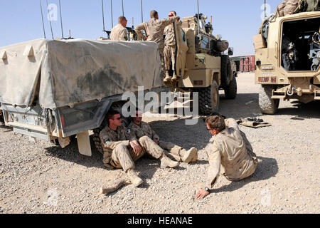 Le Helmand, en Afghanistan, les soldats de l'Armée canadienne affectée à la 1re et 2e Régiment Royal Canadien de la Force internationale d'assistance à la sécurité (FIAS) de prendre une pause de l'entretien de routine au camp de base, le 17 octobre 2008. Les soldats font partie de l'Équipe de liaison et de mentorat opérationnel qui aide à former des militaires de l'Armée nationale afghane dans le sud de l'Afghanistan. La FIAS est d'aider le gouvernement afghan dans l'extension et l'exercice de son autorité et de son influence à travers le pays, créant les conditions pour la stabilisation et la reconstruction. La FIAS (U.S. Air Force TSgt Laura K. Smith)(1992) Banque D'Images