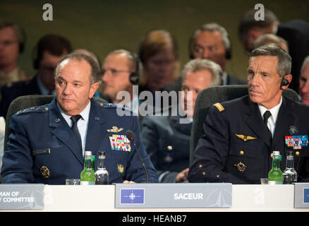 Le 4 septembre 2014, le général Phil Breedlove (à gauche), Commandant suprême des forces alliées en Europe, et le Général Jean-Paul Palomeros, Commandant suprême allié Transformation, écouter le Secrétaire général de l'OTAN, Anders Fogh Rasmussen, l'allocution d'ouverture lors de la réunion sur l'Afghanistan lors du sommet de l'OTAN en 2014 le pays de Galles, Royaume-Uni. Le Sommet s'ouvre officiellement avec une réunion sur l'Afghanistan, comme l'OTAN est de remplir sa mission de combat et de l'ouverture d'un nouveau chapitre dans son partenariat avec Kaboul. Les dirigeants discuteront les réalisations de la mission de la FIAS et de l'engagement de l'Alliance à soutenir l'Afghanistan après 2014. L'Al Banque D'Images