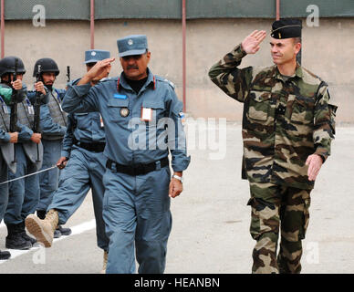 Le brigadier de l'armée française. Général Christian Dupouy (droite), commandant, Commandement de l'OTAN Comité consultatif sur la formation Group-Police Mission-Afghanistan pour formation et la Police nationale afghane Brig. Le général Nasrullah Zarefi Training-Southern, commandant de l'ANP, un examen de la région formation de recrues à l'ANP le Centre régional de formation, le 10 octobre 2011, à Kandahar, en Afghanistan. Dupouy a passé deux jours à visiter les dirigeants, instructeurs et recrues dans le sud de l'Afghanistan. Banque D'Images