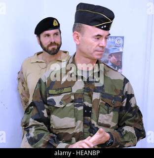 Le brigadier de l'armée française. Général Christian Dupouy, commandant, Commandement de l'OTAN Comité consultatif sur la formation Group-Police Mission-Afghanistan pour la formation s'adresse aux membres de la Police nationale afghane l'École des aspirants au Camp Nathan Smith, 11 octobre 2011, à Kandahar, en Afghanistan. Dupouy a passé deux jours à visiter les dirigeants, instructeurs et recrues dans le sud de l'Afghanistan. Banque D'Images