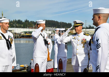 160909-N-EC099-011 Bremerton, dans l'État (sept. 9, 2016) - Le Capitaine Tom Zwolfer, commandant sortant de la base navale de Kitsap, est salué par sideboys durant la cérémonie de passation de commandement tenue le Charlie jetée à Naval Base Kitsap - Bremerton. Le capitaine Edward soulagé Schrader Capt Zwolfer comme Commandant, Naval Base Kitsap durant la cérémonie à Naval Base Kitsap-Bremerton. Spécialiste de la communication de masse de 3e classe Charles D. Gaddis IV Banque D'Images