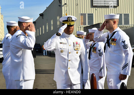 160909-N-EC099-016 Bremerton, dans l'État (sept. 9, 2016) - Arrière Adm. Gary Mayes, commandant de la région nord-ouest de la marine, est salué par sideboys lors d'une cérémonie de passation de commandement tenue le Charlie jetée à Naval Base Kitsap - Bremerton. Le capitaine Edward soulagé Schrader Capt Tom Zwolfer comme Commandant, Naval Base Kitsap durant la cérémonie à Naval Base Kitsap-Bremerton. Spécialiste de la communication de masse de 3e classe Charles D. Gaddis IV Banque D'Images