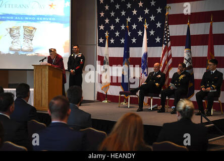 161109-N-wx604-113 Everett, Washington (nov. 9, 2016) - Ancien combattant de la Seconde Guerre mondiale et de l'Armée de Cpl. (Ret.) Leonard Martin, invité d'honneur, parle de son temps comme un prisonnier de guerre, au cours de la cérémonie de la Journée des anciens combattants annuel dans le Grand Vista salle de bal. L'événement rend hommage aux anciens combattants, anciens et actuels, qui ont servi dans les Forces armées des États-Unis. Maître de 3e classe Joseph Montemarano Banque D'Images