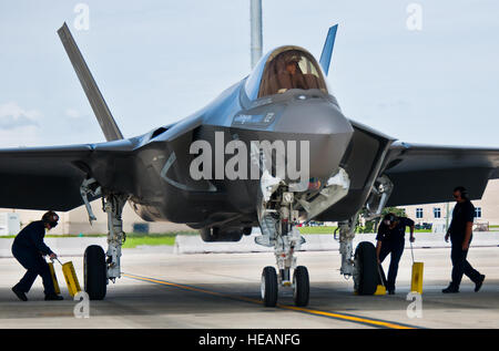 Les marins et Lockheed Martin se déplacent à caler les roues d'une variante de la Marine F-35C Lightning II après une sortie à la base aérienne d'Eglin, en Floride, les marins de l'escadron de combat interarmées-101, ainsi que des aviateurs et marins travaillent directement avec le LM de la maintenance pour aider à mettre les avions d'attaque interarmées dans l'air. Samuel King Jr.) Banque D'Images