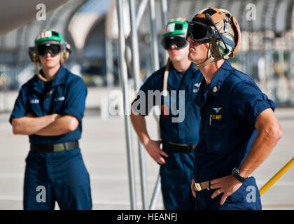 Le premier maître de Ben DeWitt, de l'escadron de combat interarmées-101, surveille les vérifications pré-vol avant d'un F-35C Lightning II sortie à la base aérienne d'Eglin, en Floride, marins, aviateurs et marines ainsi que travailler directement avec le LM de la maintenance pour aider à mettre les avions d'attaque interarmées dans l'air. Samuel King Jr.) Banque D'Images