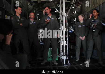 Le lieutenant-colonel Kevin Mountcastle donne une mission d'information sur la sécurité à bord d'un C-130 Hercules pour les membres du 156e Escadron d'évacuation aéromédicale avant une mise en scène et des installations mobiles de médecine de l'exercice d'évacuation aéromédicale. Les membres du Groupe médical 145e et 156e Escadron d'évacuation aéromédicale a effectué une mise en scène et des installations mobiles de médecine l'évacuation aéromédicale au North Carolina Air National Guard Base à Charlotte, N.C. Banque D'Images