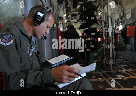 Le lieutenant Paul Sanford, médecin de vol assigné à la 156e Escadron d'évacuation aéromédicale, vérifie plusieurs dossiers des patients lors d'une installation mobile de rassemblement et de médecine aéromédicale Exercice d'évacuation. Les membres du Groupe médical 145e et 156e Escadron d'évacuation aéromédicale a effectué une mise en scène et des installations mobiles de médecine de l'exercice d'évacuation aéromédicale au North Carolina Air National Guard Base à Charlotte, N.C. Banque D'Images