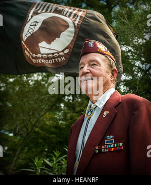 Reggie Salisbury, 87 ans, vétéran de l'armée, et membre de l'américain de la guerre Ex-Prisoners - Chapitre Lowcountry, médailles affiche qu'il a reçus pendant la Seconde Guerre mondiale, y compris le prisonnier de guerre et la seconde guerre mondiale, Médaille de la victoire. Salisbury était un scout pour un code Talker Comanche nommé Charlie Wall, et est un vétéran de l'invasion de la Normandie et ex-POW. Banque D'Images