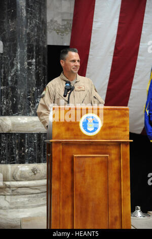 Le brigadier de l'Armée de l'air. Le général Scott Hanson, nouveau commandant de la 321e escadre expéditionnaire aérienne, s'adresse aux participants à la cérémonie de changement de commandement au palais Al Faw sur base de victoire complexe, Bagdad, le 7 janvier 2010. La mission de l'AEW 321e est de former et conseiller les forces aériennes iraquiennes afin de faire progresser les capacités de base de la puissance aérienne iraquienne aviateurs. Le sergent-chef. Trish Bunting Banque D'Images