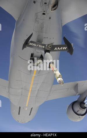 Un KC-10 Extender abaisse son à l'autre de ravitaillement en vol KC-10 pour simuler le transfert de carburant lors d'un 'exercice' Elephant Walk 20 Décembre ici. Les membres de la 32e et 2e Escadrons de ravitaillement en vol ainsi que des membres de la 305e et 514e, l'aéromobilité Wings a participé à la défense de l'Emploi et de l'Engagement global de l'exercice, qui inclus de ravitaillement en vol simultané de masse quatre KC-10s par quatre autres KC-10. En tout, l'exercice comportait 12 KC-10s dans le cadre d'un forfait global strike exercice visant à démontrer la capacité de l'Armée de l'air à l'assemblage d'une grande force de ravitaillement. Banque D'Images