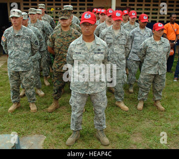 Une formation de soldats, marins, aviateurs et marines du stand à parade reste avant les nouveaux horizons Panama 2010 Cérémonie d'ouverture le 29 juin 2010, à Santa Librada Elementary School, à Meteti, Panama. Tech. Sgt Eric Petosky) Banque D'Images