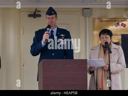 Le colonel Corey Martin, directeur du Centre de Transit de Manas parle pendant le Nizchuinski clinique médicale village cérémonie le 15 novembre 2012. Centre de transit de Manas (Kirghizistan) en partenariat avec l'ambassade des États-Unis, Bichkek et la République kirghize à défendre la clinique. Airman Senior Stéphanie Rubi) Banque D'Images