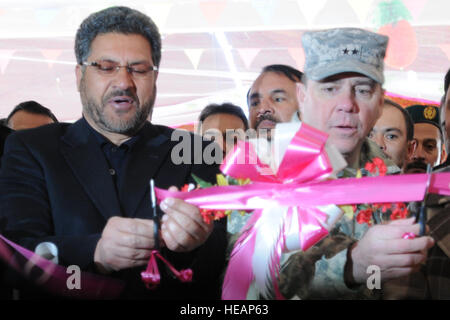 Kaboul, Afghanistan (fév. 27, 2011) -- Une cérémonie qui commemoriating l'ouverture du nouveau Sir Asyab Girls High School Building survenue samedi assisté par l'armée américaine, le Général Timothy McHale, commandant adjoint, Soutien-Forces-Afghanistan aux États-Unis ; Afghanistan Le ministre Ghulam Farooq Wardak, ministre de l'éducation ; le Colonel Sediqullah Saberi, commandant de la garnison, Darulaman ; Toran Ishaq, ancien du village ; les étudiants et leurs familles et les responsables de l'école. Banque D'Images