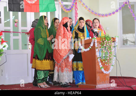 Kaboul, Afghanistan (fév. 27, 2011) -- Une cérémonie qui commemoriating l'ouverture du nouveau Sir Asyab Girls High School Building survenue samedi assisté par l'armée américaine, le Général Timothy McHale, commandant adjoint, Soutien-Forces-Afghanistan aux États-Unis ; Afghanistan Le ministre Ghulam Farooq Wardak, ministre de l'éducation ; le Colonel Sediqullah Saberi, commandant de la garnison, Darulaman ; Toran Ishaq, ancien du village ; les étudiants et leurs familles et les responsables de l'école. Banque D'Images