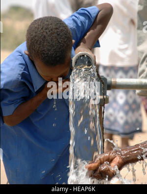 080208-F-7577K-046 ABAK SHANT, Djibouti (fév. 8, 2008) Un enfant boit l'eau d'un puits construit par Mobile Naval Construction Battalion (NMCB) dans 40 Abak Shant. Le bien, qui peuvent pomper environ 25 litres d'eau par minute, est l'un des deux en construction dans le village et fait partie de plusieurs projets humanitaires par Combined Joint Task Force - Corne de l'Afrique. Le groupe de travail est composé de membres de service représentant tous les services militaires américains et mène une action unifiée dans l'ensemble des opérations conjointes d'Area-Horn sud pour prévenir les conflits, promouvoir la stabilité régionale et de protéger une partie de la coalition Banque D'Images