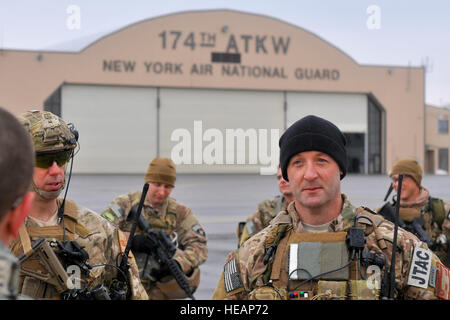 Les membres du 274e Escadron d'opérations d'appui aérien (ASOS), situé sur le domaine de Hancock Air National Guard Base, préparer pour la formation le 14 mars 2015. Le sergent-chef. DiCrasto Patrick, à gauche, et le Sgt Tech. Jason Farrand sont informés par les membres d'un équipage de l'hélicoptère CH-47 Chinook.Trente aviateurs du 274e Escadron d'opérations d'appui aérien (ASOS), basé à Hancock, et l'équipage de deux CH-47F Chinook de la société B, 3e bataillon du 126e, basé à l'aviation de l'aviation de l'armée et de soutien à l'Aéroport International de Rochester sont entraînés ensemble pour la première fois. La formation comprenait Joi Banque D'Images