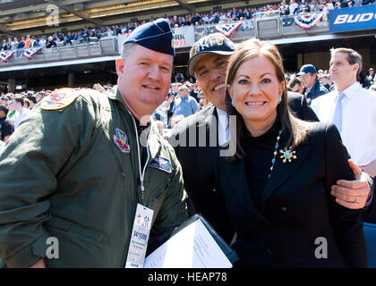 New York Air National Guard Le Major James T. Belton pose avec l'ancien maire de la ville de New York, Rudy Giuliani et épouse Judith Giuliani au New York Yankee Stadium à New York, NY Le 16 avril 2009. Belton a été d'aider dans le F-16 Fighting Falcon fly par pour le jour de l'ouverture de la cérémonie. ( Tech. Le Sgt. Jeremy M. Call/non publié) Banque D'Images