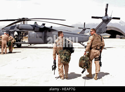 Le premier Shaun Cullen, 101e Escadron expéditionnaire, pilote et le capitaine Robert Felix, 492e Escadron de chasse de l'expéditionnaire, médecin de l'air à un HH-60 Pave Hawk avant une mission de formation le 20 avril. Le QRE 101e, déployée ici de West Hampton Beach, N.Y., fournit la capacité de recherche et de sauvetage de combat pour la 455 e Escadre expéditionnaire aérienne. Près de la moitié de la Garde nationale aérienne de New York des équipages d'ici déployés sont les pompiers ou les policiers retour à l'accueil dont le Lieutenant Cullen. Banque D'Images