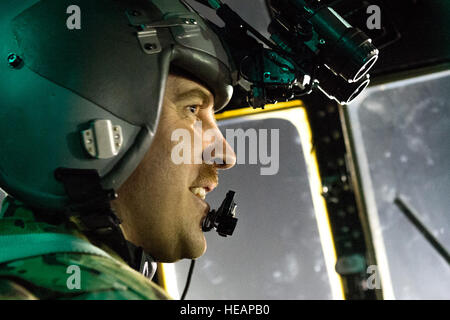 Le major Kurt Wampole, 774e Escadron de transport aérien expéditionnaire, pilote réagit après son équipage a terminé avec succès une paire de fret aérien la nuit tombe à bord d'un C-130H Hercules à Bagram Airfield, la province de Parwan, à l'Afghanistan, le 7 octobre 2013. L'équipage a livré 32 faisceaux de fret au cours de deux voyages en zones de dépôt à distance dans la province de Ghazni, Afghanistan. Wampole, Rialto, en Californie, est déployée à partir de la Base aérienne de Little Rock, Ark. (Photo USAF/Master Sgt. Ben Bloker) Banque D'Images