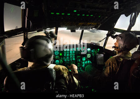 Le major Kurt Wampole, assisté par le Capitaine Matt Ward, 774e Escadron de transport aérien expéditionnaire pilotes, des taxis d'un C-130H Hercules retour à sa place de stationnement dans le champ de l'air de Bagram, la province de Parwan, à l'Afghanistan, le 7 octobre 2013 après avoir effectué une chute du fret aérien mission dans la province de Ghazni, Afghanistan. Wampole, Rialto, Californie, natif et Ward, un Wellsville, N.Y., indigènes sont déployés à partir de la Base aérienne de Little Rock, Ark. (Photo USAF/Master Sgt. Ben Bloker) Banque D'Images