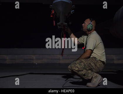 Des techniciens en systèmes d’armement d’armes du 455th Expeditionary Aircraft maintenance Squadron effectuent une vérification du fonctionnement de la crémaillère triple éjecteur sur un Faucon combattant F-16C à l’aérodrome de Bagram, Afghanistan, le 9 août 2016, pendant l’opération Freedom’s Sentinel. Banque D'Images