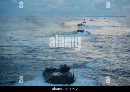 À BORD DU USS GERMANTOWN (LSD-48), l'océan Pacifique, du 18 au 21 septembre. 2, 2016) - Marines avec Société G, l'Équipe de débarquement du bataillon, 2e Bataillon, 4e Régiment de Marines, 31e Marine Expeditionary Unit mener une nuit de récupération et les éclaboussures de percer. La 31e MEU combine-logistique air-sol en une seule unité avec un chef, et est organisé à la tâche de traiter d'un large éventail d'opérations militaires dans la région de l'Asie-Pacifique, de la projection et de la sécurité maritime à l'aide humanitaire et les secours en cas de catastrophe. Lance le Cpl. Jorge A. Rosales/libérés) Banque D'Images