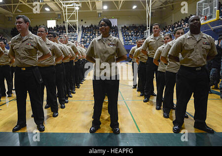 NAVAL BASE KITSAP-Bremerton, dans l'(nov. 25, 2015) - Les Marins affectés au porte-avions USS Nimitz (CVN 68) stand au repos pendant une frocking parade cérémonie à Naval Base Kitsap-Bremerton gymnase de la base. Nimitz fait actuellement l'objet d'une extension de la disponibilité de l'entretien planifié des chantier naval de Puget Sound et de l'Installation de maintenance intermédiaire où le navire reçoit une maintenance planifiée et mises à niveau. Spécialiste de la communication de masse 2e classe Ian Zagrocki Banque D'Images