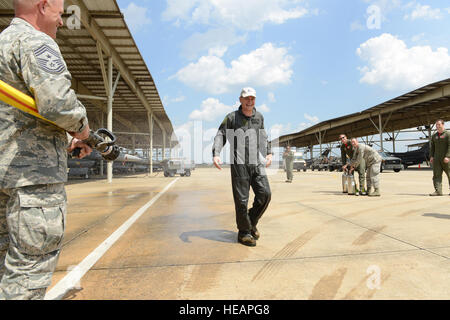 U.S. Air Force, le général H. D. Polumbo Jr., commandant de la Ninth Air Force, sourit après avoir été solennellement arrosé avec de l'eau après son dernier vol à Shaw Air Force Base, S.C., le 26 juin 2015. Polumbo a servi dans l'Armée de l'air pour 34 ans et été affecté à Shaw au cours des deux dernières années. Diana M. Cossaboom Senior Airman Banque D'Images