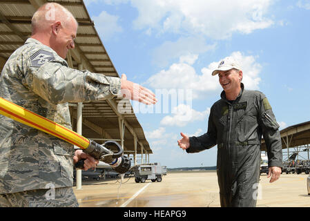 U.S. Air Force, le général de H.D. Polumbo Jr., commandant de la Ninth Air Force, serre la main de maître en chef le Sgt. Frank Batten III, neuvième commandement en chef de l'Armée de l'air, après avoir été rituellement aspergé d'eau après son dernier vol à Shaw Air Force Base, S.C., le 26 juin 2015. Polumbo est prévu de prendre sa retraite au cours du mois de juillet, après 34 ans dans l'Armée de l'air. Diana M. Cossaboom Senior Airman Banque D'Images