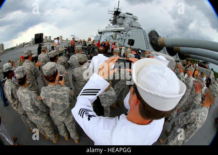 Des soldats et des aviateurs de la Garde nationale du New Jersey avec leurs familles, ainsi que des marins du Naval Weapons Station Earle et aux résidents de Veterans Memorial Home à Menlo Park écouter Corey Wagar au cours de la Noël en juillet à bord du cuirassé New Jersey, situé à Camden, New Jersey, le 3 juin 2012. Après l'allocution de Brig. Le général Michael L. Cunniff, l'adjudant général et le lieutenant-gouverneur. Kim Villa Principe Giovanni, il y avait des spectacles de la 63e Army Band, New Jersey Army National Guard ; Corey Wagar, l'USO Liberty Bells et Holiday Express. Le lieutenant-gouverneur. Villa Principe Giovanni, Gold Star mère Ruth Stonesifer et Banque D'Images