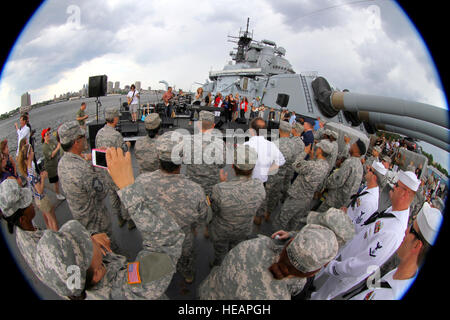 Des soldats et des aviateurs de la Garde nationale du New Jersey avec leurs familles, ainsi que des marins du Naval Weapons Station Earle et aux résidents de Veterans Memorial Home à Menlo Park écouter Corey Wagar au cours de la Noël en juillet à bord du cuirassé New Jersey, situé à Camden, New Jersey, le 3 juin 2012. Après l'allocution de Brig. Le général Michael L. Cunniff, l'adjudant général et le lieutenant-gouverneur. Kim Villa Principe Giovanni, il y avait des spectacles de la 63e Army Band, New Jersey Army National Guard ; Corey Wagar, l'USO Liberty Bells et Holiday Express. Le lieutenant-gouverneur. Villa Principe Giovanni, Gold Star mère Ruth Stonesifer et Banque D'Images