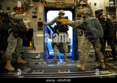 Des soldats américains de la 82e Division aéroportée se préparent à mener une ligne statique d'un largage Air Force C-17 Globemaster III au cours d'un exercice commun de l'entrée forcée plus de Fort Bragg, N.C., le 28 avril 2010. JFEX est conçu pour former les membres de service pour des opérations de contingence. Le s.. Jason Robertson, U.S. Air Force Banque D'Images