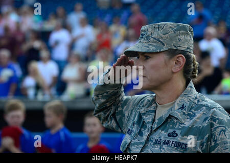 Le colonel de l'US Air Force Caroline Miller, 633e Air Base Wing Commander, rend un hommage que l'Air Combat Command Heritage d'Amérique Band joue "The Star-Spangled Banner" à la reconnaissance de la Force aérienne, les marées de Norfolk nuit d'un match de baseball à Norfolk, en Virginie, le 23 juillet 2016. L'événement s'est tenu à honneur Joint Base Langley-Eustis en célébration de 100 ans de pouvoir sur Hampton Roads à Langley Air Force Base. Banque D'Images